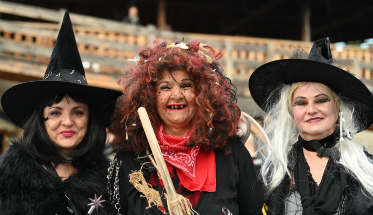 V Ostravě pálili čarodějnici. Lidé oblehli hrad