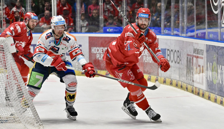 Třinec slaví pátý titul v řadě, v Pardubicích vyhrál ve druhém prodloužení.