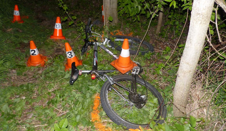 Tragický víkend. U Vidnavy cyklista vyletěl do lesa, v Lipníku nad Bečvou spadl na silnici. Oba zemřeli