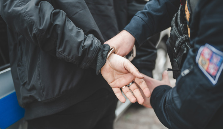 Muž se zbraní v ruce vyhrožoval bývalé partnerce. Zadržela ho policie
