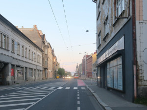 Zblokoval trolejbus a odjel. Policie hledá řidiče stříbrného auta