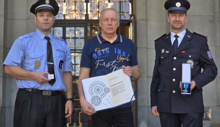 Hrdinové všedního dne. Trojice mužů zachránila tonoucího v ostravském bazénu.