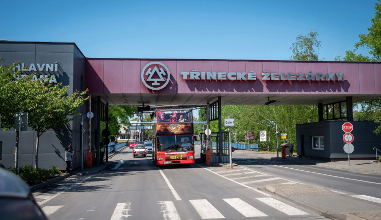 Hokejoví Oceláři projeli Třincem, titul oslavili s hutníky i sestřičkami.