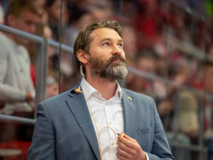 Hokejový obránce Jank se po šesti letech vrací do Třince, končí asistent Országh