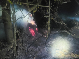Hasiči v noci na dnešek likvidovali požár v pralese Mionší v Dolní Lomné