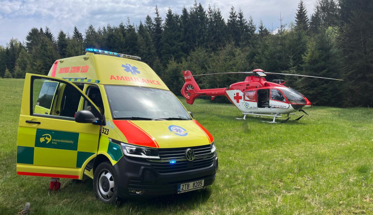 Muž utrpěl těžké poranění při pádu z výšky. Do nemocnice ho transportoval vrtulník.