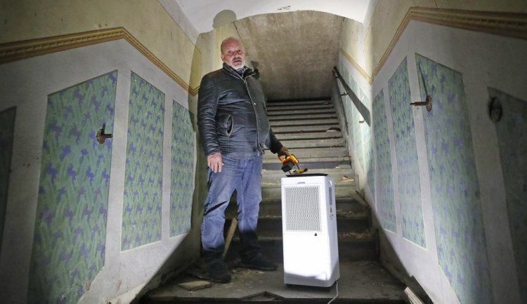 V obchodním domě Breda stavbaři při rekonstrukci objevili přibližně sto let staré schodiště