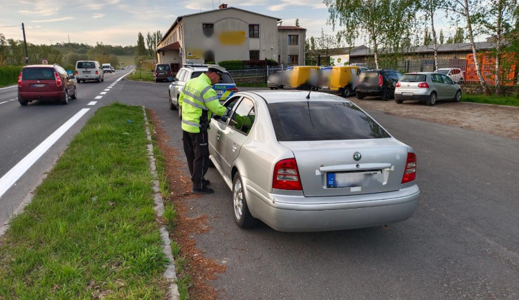 Stovky přestupků. Policisté přistihli osmdesát řidičů s telefonem, v Ostravě zastavili cizince pod vlivem drog