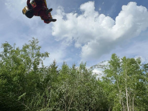 Pro třináctiletého cyklistu letěl vrtulník