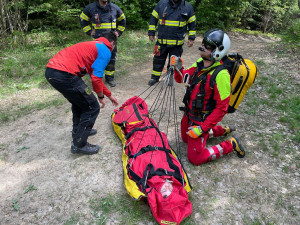 Pro třináctiletého cyklistu letěl vrtulník
