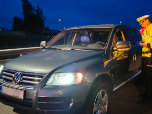 Stovky přestupků. Policisté přistihli osmdesát řidičů s telefonem, v Ostravě zastavili cizince pod vlivem drog