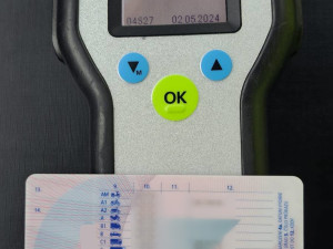 Stovky přestupků. Policisté přistihli osmdesát řidičů s telefonem, v Ostravě zastavili cizince pod vlivem drog