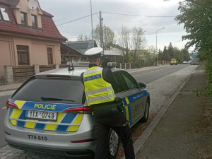 Stovky přestupků. Policisté přistihli osmdesát řidičů s telefonem, v Ostravě zastavili cizince pod vlivem drog