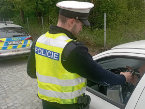 Stovky přestupků. Policisté přistihli osmdesát řidičů s telefonem, v Ostravě zastavili cizince pod vlivem drog
