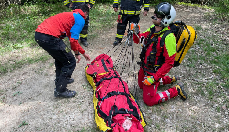 Pro třináctiletého cyklistu letěl vrtulník