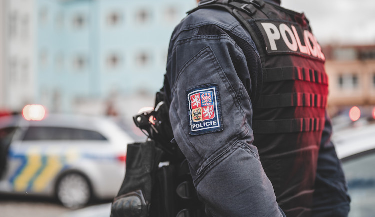 Žena seděla na lávce a chtěla skočit. Policie jí to rozmluvila