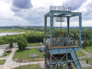 Diamo chystá odstřel přes osmdesát metrů vysoké těžní věže bývalého černouhelného Dolu Lazy v Orlové