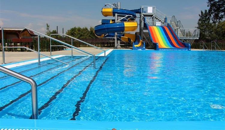V Krnově si lidé připlatí za návštěvu koupaliště, sportovišť i lázní. Vstupenky zdražily zhruba o deset korun
