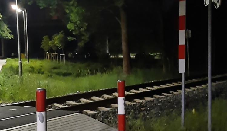 Hrdinská záchrana u Nového Jičína: pro sebevraha vběhli policisté před přijíždějící vlak