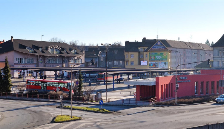 Autobusové stanoviště v Třinci bude po celý týden i o svátcích hlídat ochranka. Opatření má zvýšit bezpečnost