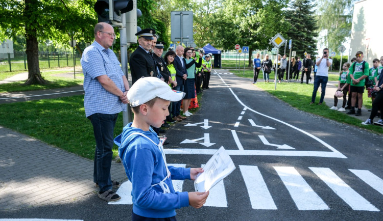 V Ostravě se děti učí pravidla chování na silnici. Cyklistické dovednosti trénují na dopravních hřištích