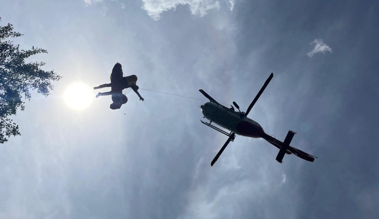 Vrtulník letěl k Rešovským vodopádům kvůli zraněnému turistovi. Vypomoct musel i palubní jeřáb