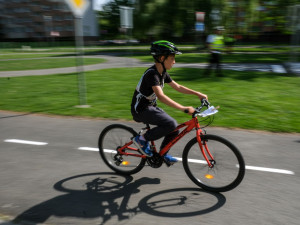V Ostravě se školáci učí pravidla chování na silnici. Cyklistické dovednosti trénují na dopravních hřištích