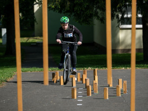 V Ostravě se školáci učí pravidla chování na silnici. Cyklistické dovednosti trénují na dopravních hřištích