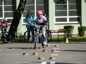 V Ostravě se školáci učí pravidla chování na silnici. Cyklistické dovednosti trénují na dopravních hřištích