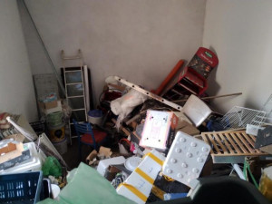 Inspekce uzavřela část obchodu v Odrách. Sklad byl plný odpadků a hmyzu