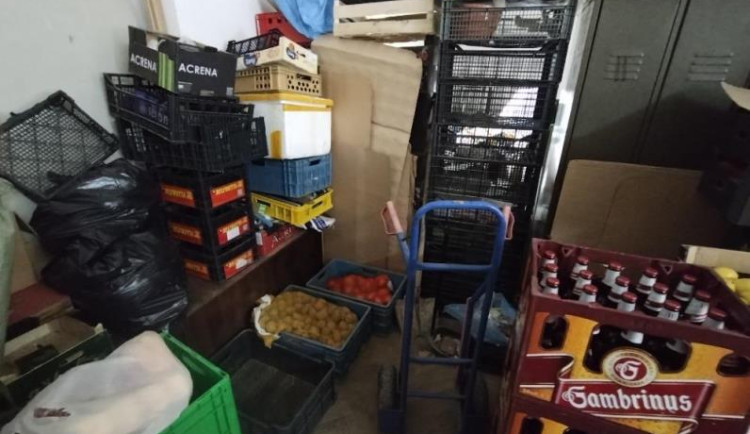 Inspekce uzavřela část obchodu v Odrách. Sklad byl plný odpadků a hmyzu.