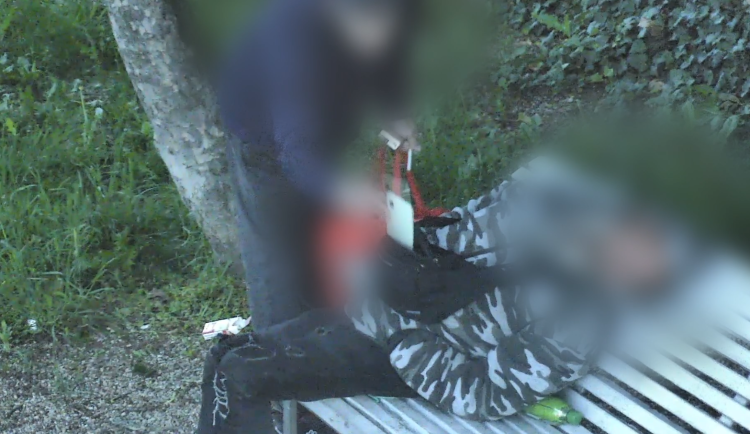 VIDEO: Zloděj okradl spícího muže. Přiznal se, až mu strážníci řekli, že ho sledovali na kamerách