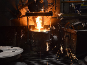 Třinečtí slévači odlili čtyři lopatky pro vodní hamr ve skanzenu v Rožnově.