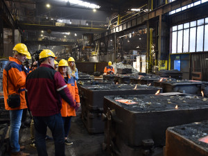 Třinečtí slévači odlili čtyři lopatky pro vodní hamr ve skanzenu v Rožnově.