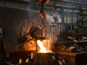 Třinečtí slévači odlili čtyři lopatky pro vodní hamr ve skanzenu v Rožnově.