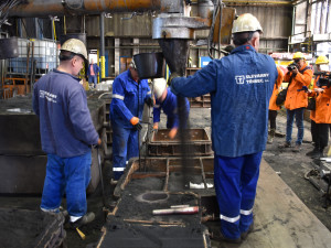 Třinečtí slévači odlili čtyři lopatky pro vodní hamr ve skanzenu v Rožnově.