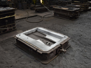 Třinečtí slévači odlili čtyři lopatky pro vodní hamr ve skanzenu v Rožnově.