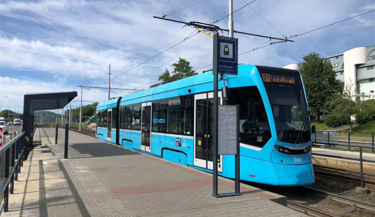 Dopravní podnik Ostrava za 22 milionů korun upraví 11 zastávek, první je hotová.