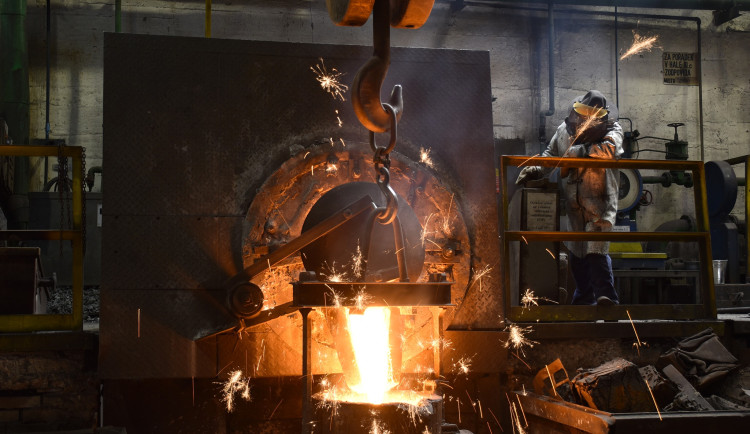 Třinečtí slévači odlili čtyři lopatky pro vodní hamr ve skanzenu v Rožnově.