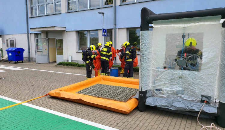 Z chemické laboratoře v Praze unikla nebezpečná látka, hasiči provedli dekontaminaci