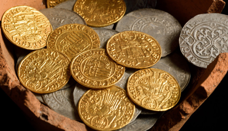 Památkáři vystavili v Opavě poklad nalezený loni na místě bývalého hradu.