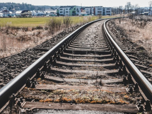 Na trati v Ostravě-Třebovicích srazil vlak člověka, provoz byl přerušený