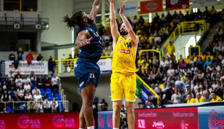 Basketbalová Opava se rozloučila s pivoty Gniadkem a Pecháčkem.