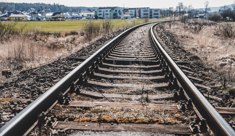 size4-size3-16334385299308-2-muz-u-zeleznice-neodborne-kacel-strom-ktery-spadl-na-projizdejici-vlak