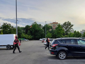 Během hokejového mistrovství v Ostravě se ztratily dvě malé děti. Policisté na čtyřkolkách je našli a vrátili matce