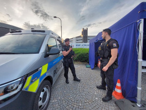 Během hokejového mistrovství v Ostravě se ztratily dvě malé děti. Policisté na čtyřkolkách je našli a vrátili matce