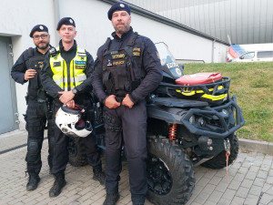 Během hokejového mistrovství v Ostravě se ztratily dvě malé děti. Policisté na čtyřkolkách je našli a vrátili matce