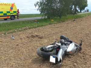 Dvaatřicetiletý motocyklista zemřel v neděli při nehodě na Opavsku, vjel do protisměru a skončil v poli