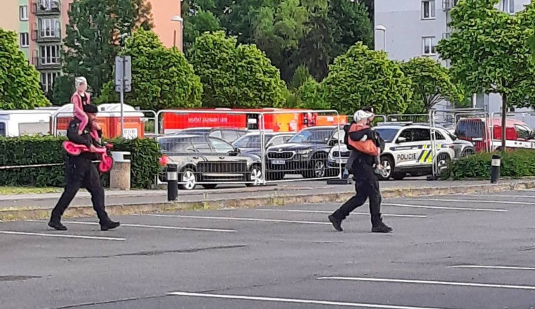 Během hokejového mistrovství v Ostravě se ztratily dvě malé děti. Policisté na čtyřkolkách je našli a vrátili matce
