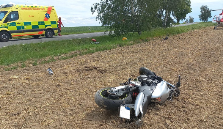 Dvaatřicetiletý motocyklista zemřel v neděli při nehodě na Opavsku, vjel do protisměru a skončil v poli